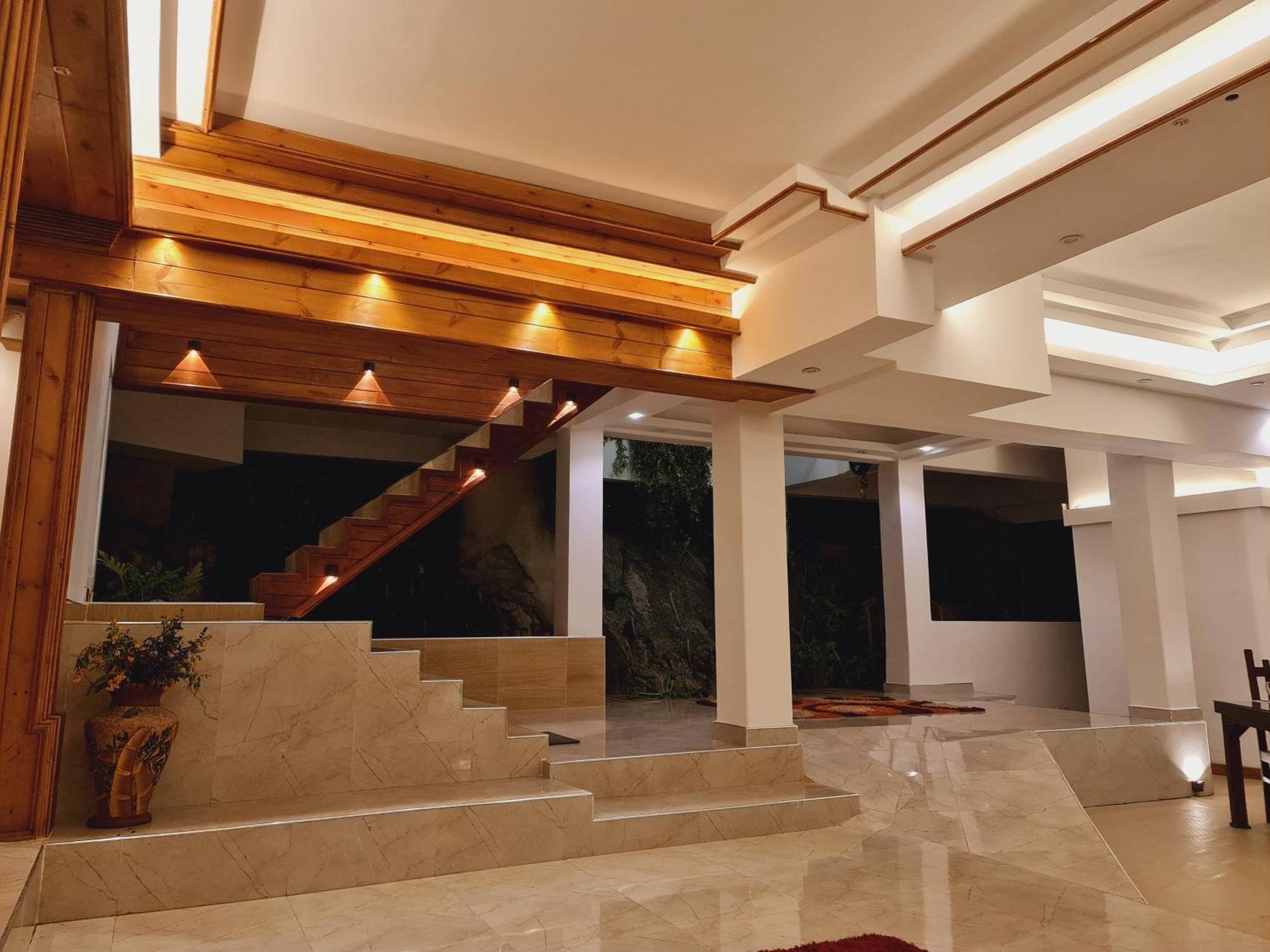Rich Hotel *