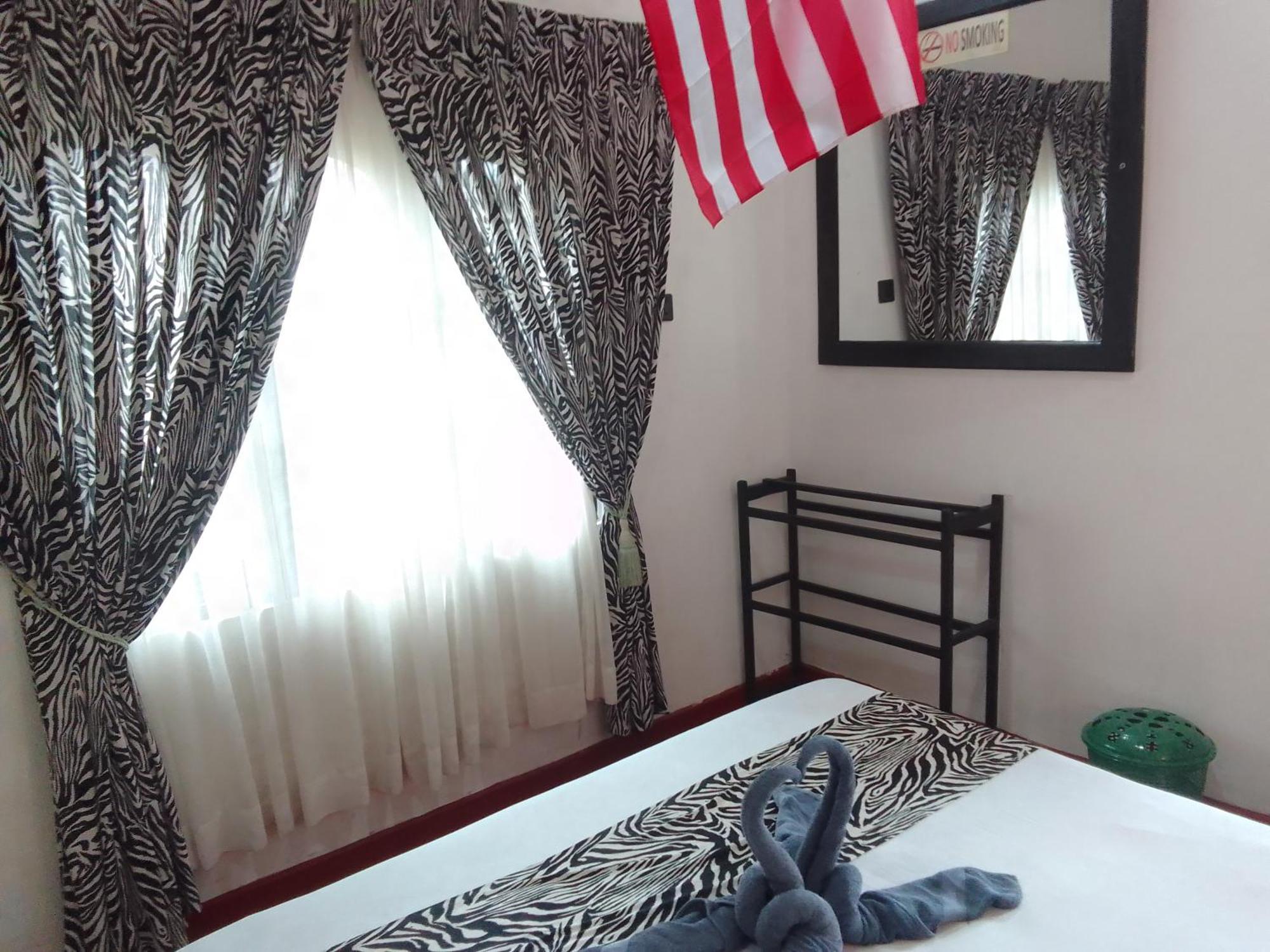 Red Wood Guest house *