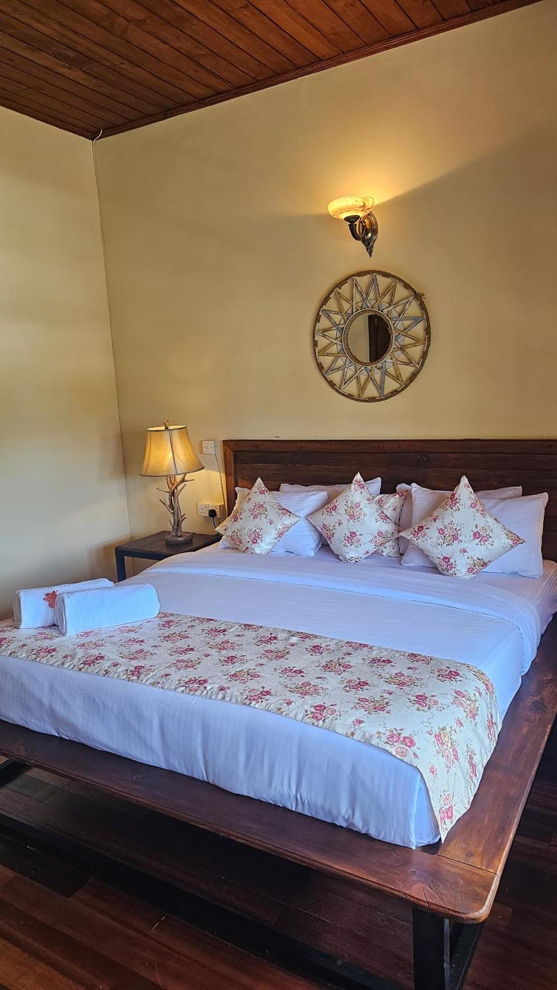 Hotel The Loris Manor *