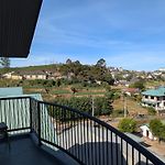 The Lakeside Stay