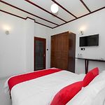 Oyo 575 White Rose Residence