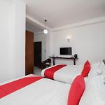 Oyo 575 White Rose Residence