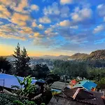Woods Hut Homestay *
