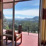 Woods Hut Homestay *