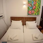 Avenue Apartment *