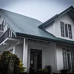 The Mount View Single Tree Hotel