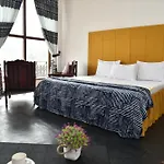 Shiny Cot Triple Room With Lake View