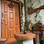 20/20 Wood Homestay Nuwara Eliya