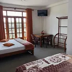 Creek View And Car Hotel *