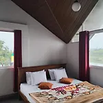 Creek View And Car Hotel