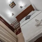 Drizzle Ridge Hotel *