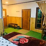 20/20 Wood Homestay Nuwara Eliya