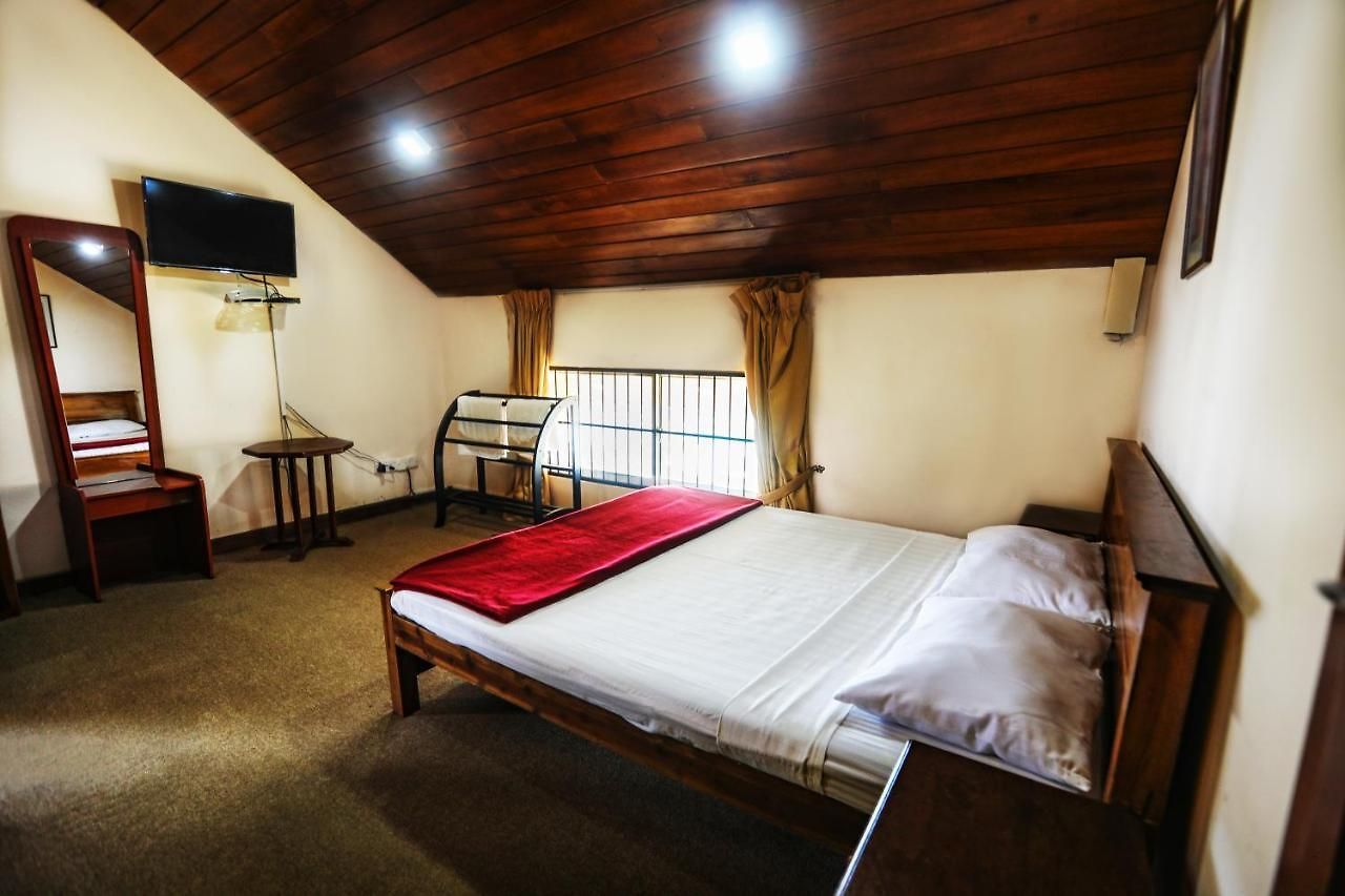Acacia Hotel