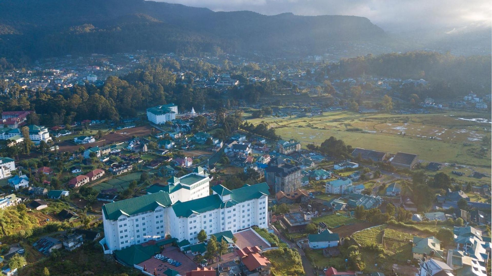 Hotel Araliya Red - Budget Friendly Hotel- Where Find Stunning 360 Panoramic View Of 4*