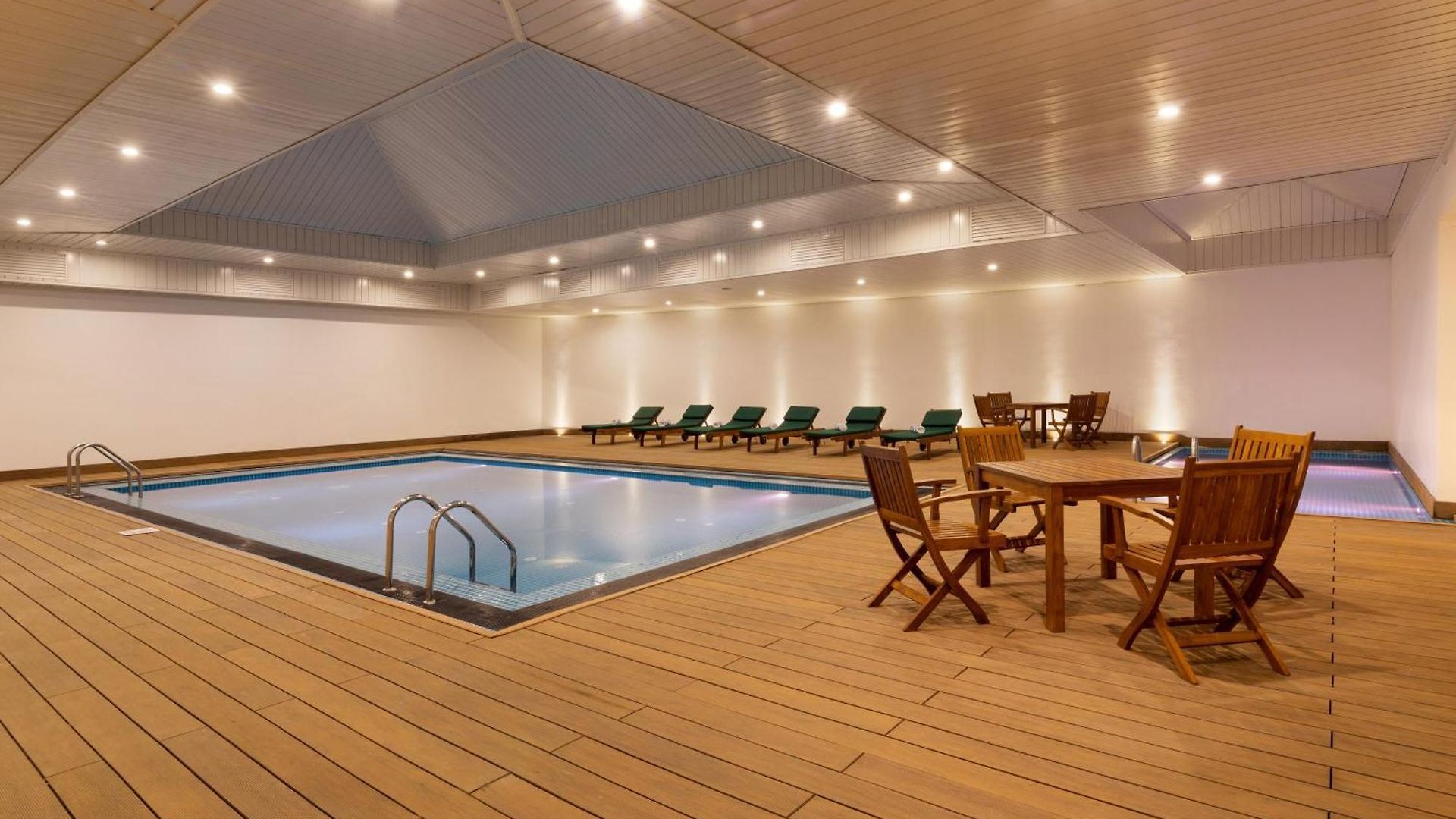Araliya Red - Budget Friendly Hotel- Where Find Stunning 360 Panoramic View Of