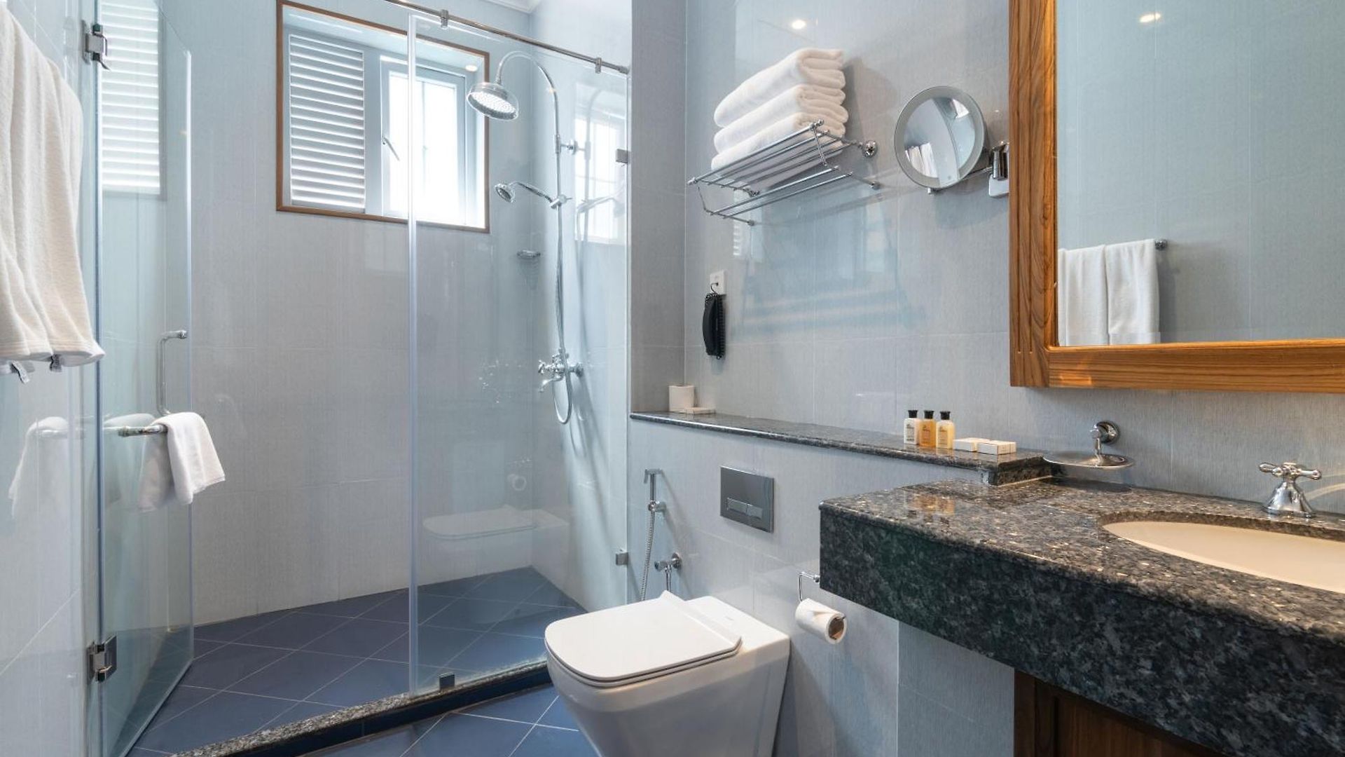 Hotel Araliya Red - Budget Friendly Hotel- Where Find Stunning 360 Panoramic View Of 4*