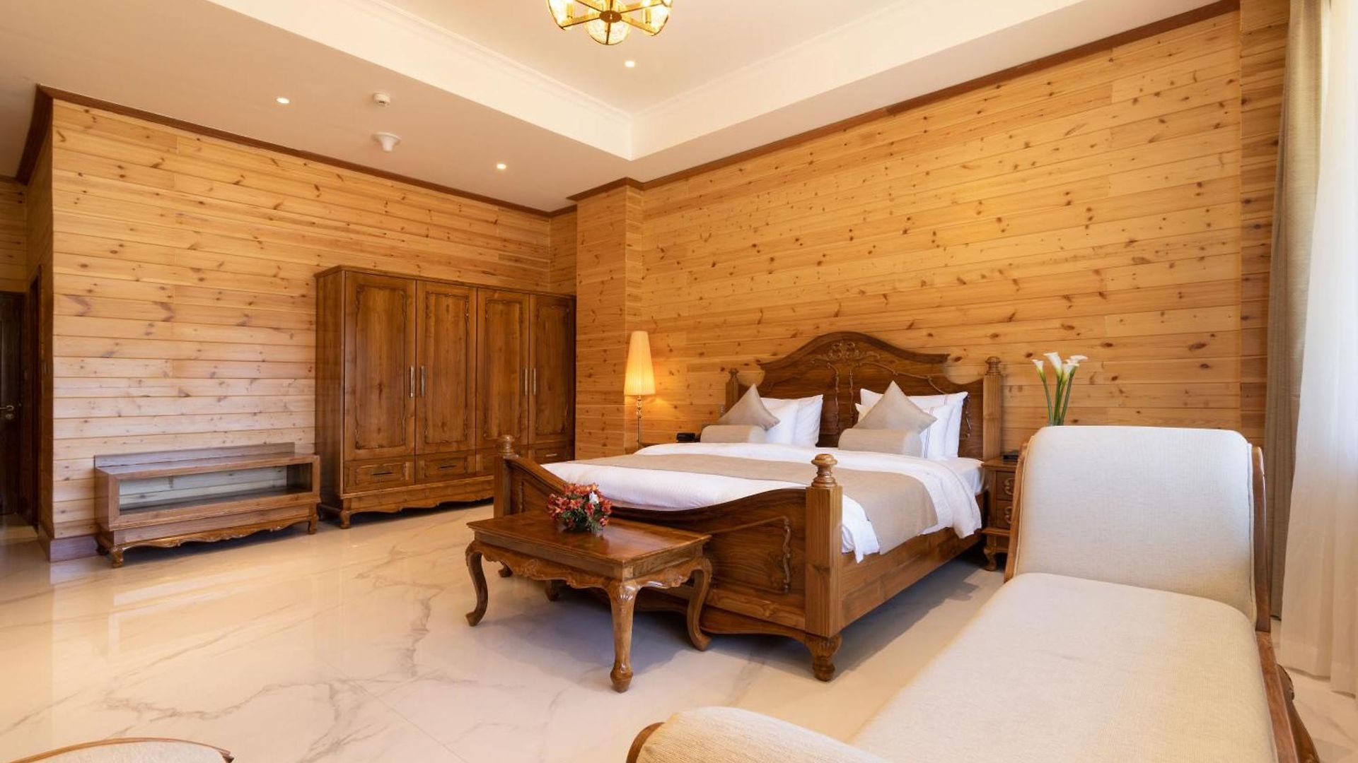 Hotel Araliya Red - Budget Friendly Hotel- Where Find Stunning 360 Panoramic View Of Nuwara Eliya