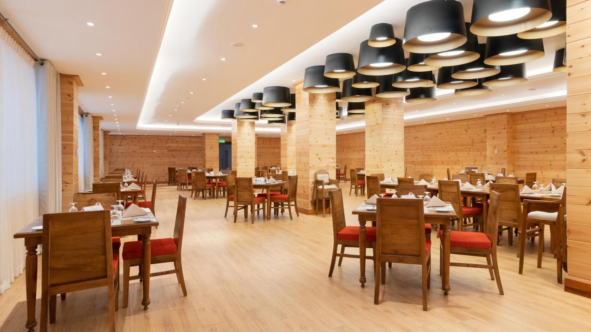 Hotel Araliya Red - Budget Friendly Hotel- Where Find Stunning 360 Panoramic View Of 4*