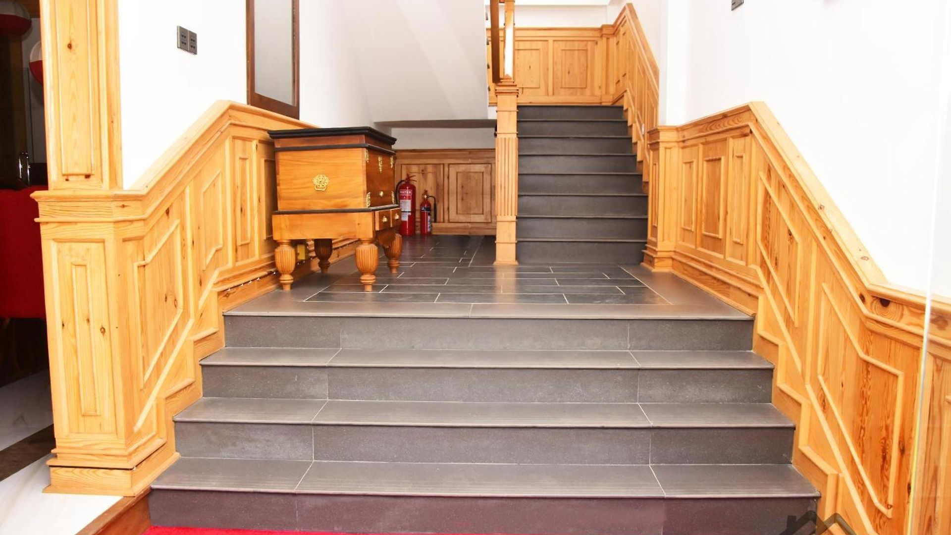 Twin Red - Luxury With Mountain View Hotel