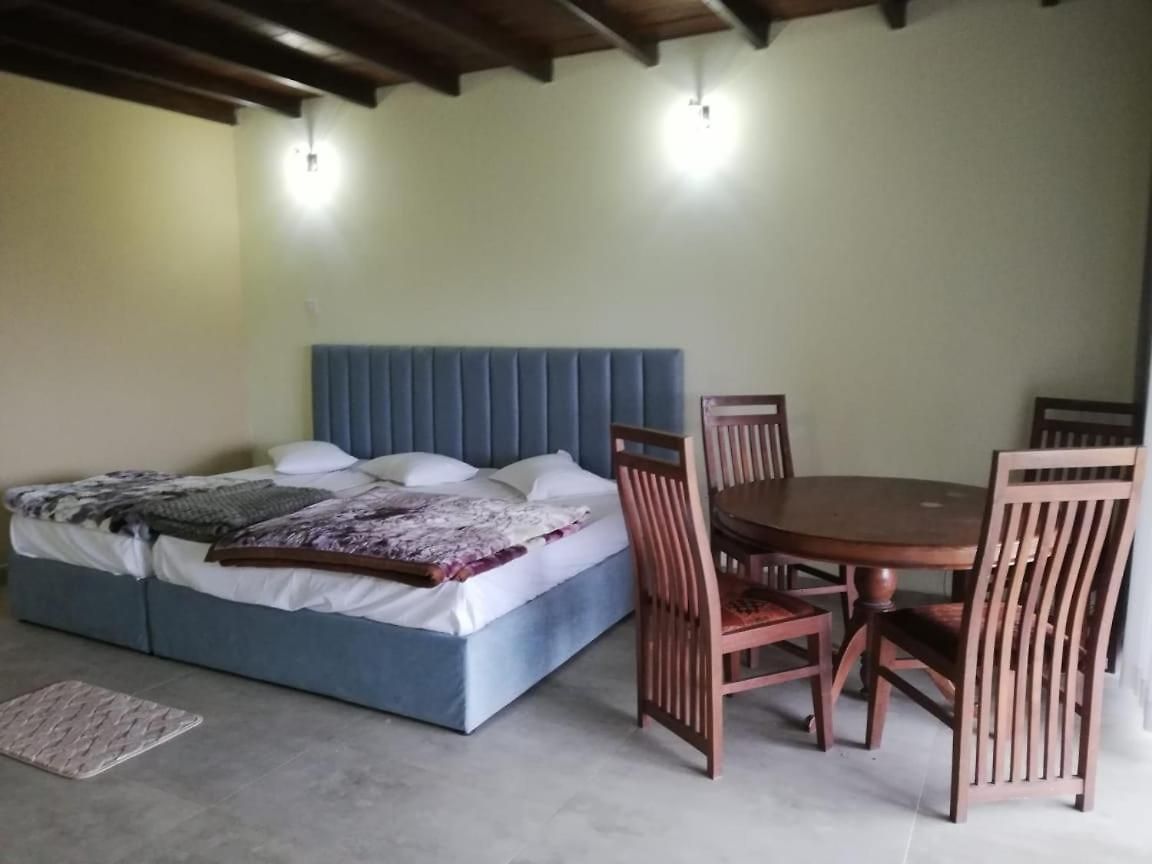 Honey Bees & Lily Trees Lodge *