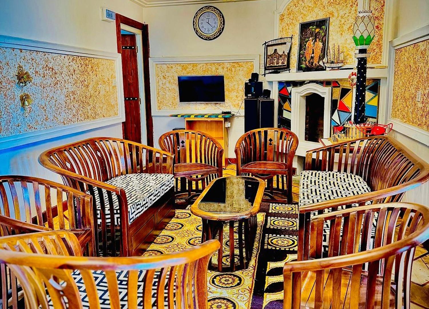White Tower Hotel *