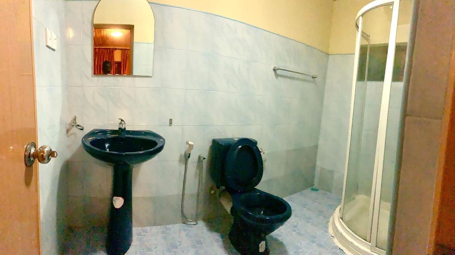 Golden King Bed & Breakfast