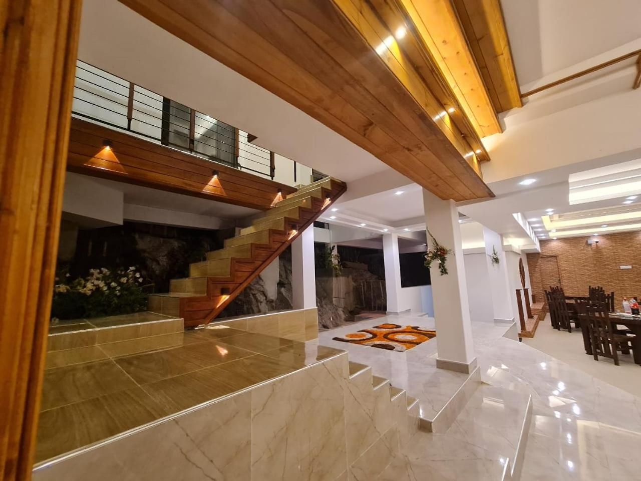 Rich Hotel