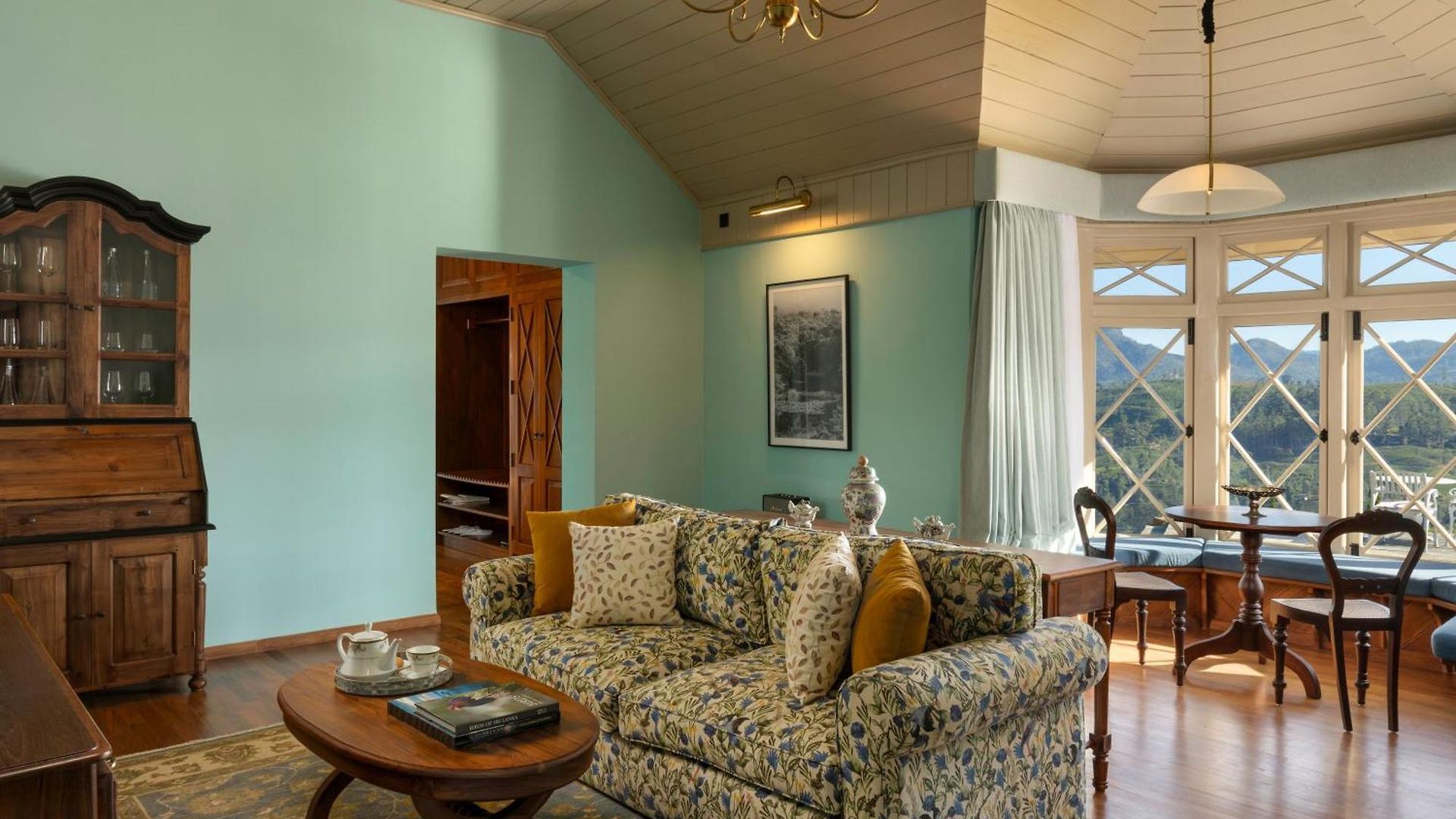 Uga Halloowella Hotel