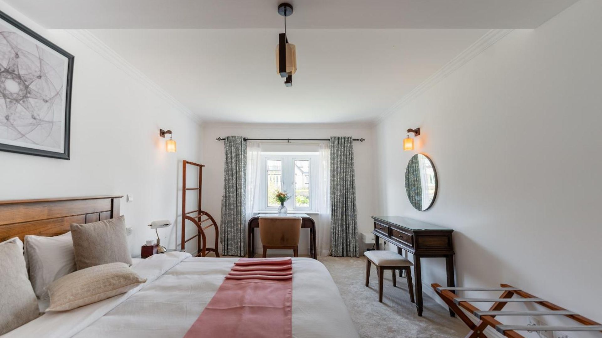 Croft Hotel *