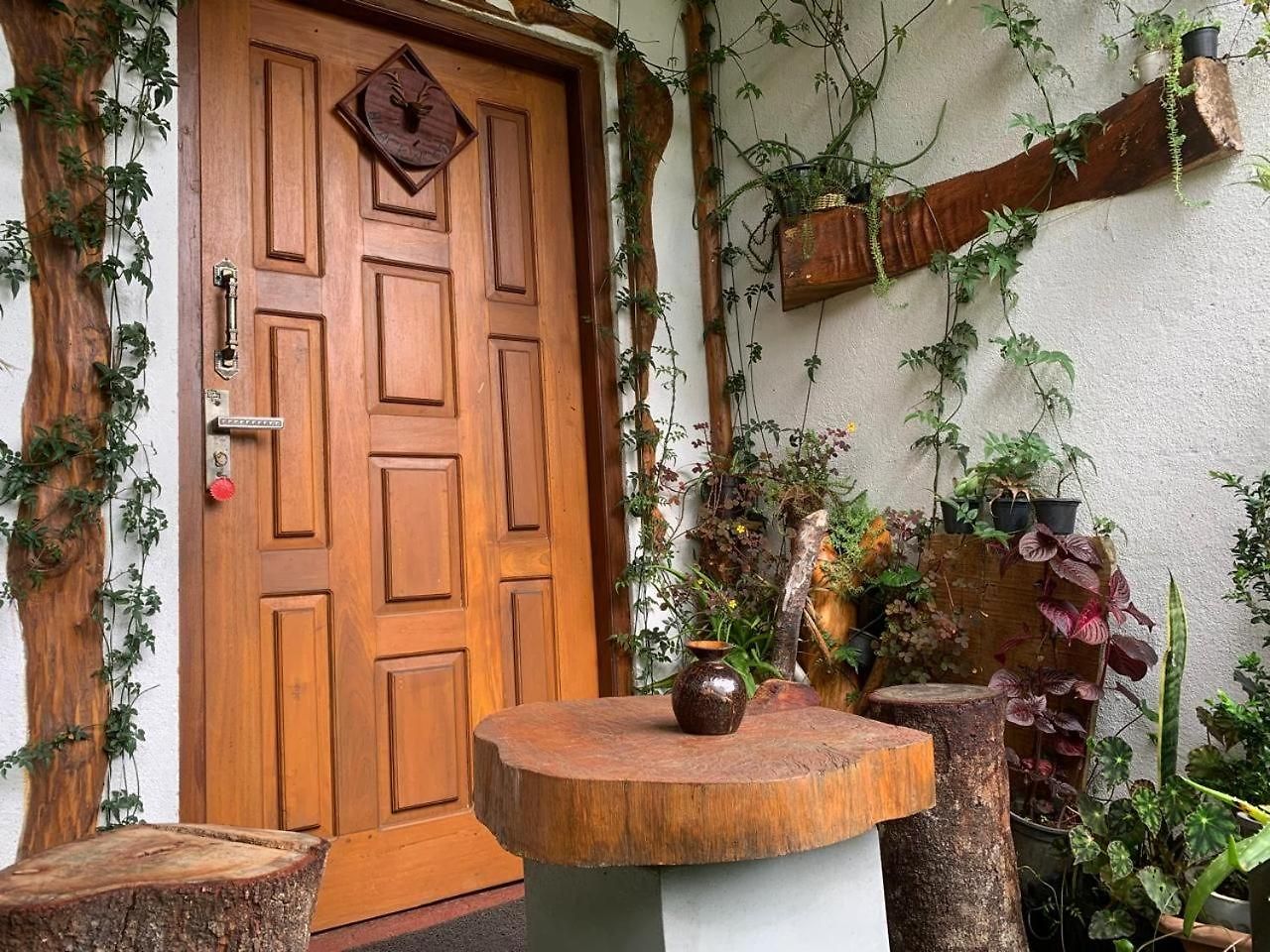 20/20 Wood Homestay Nuwara Eliya