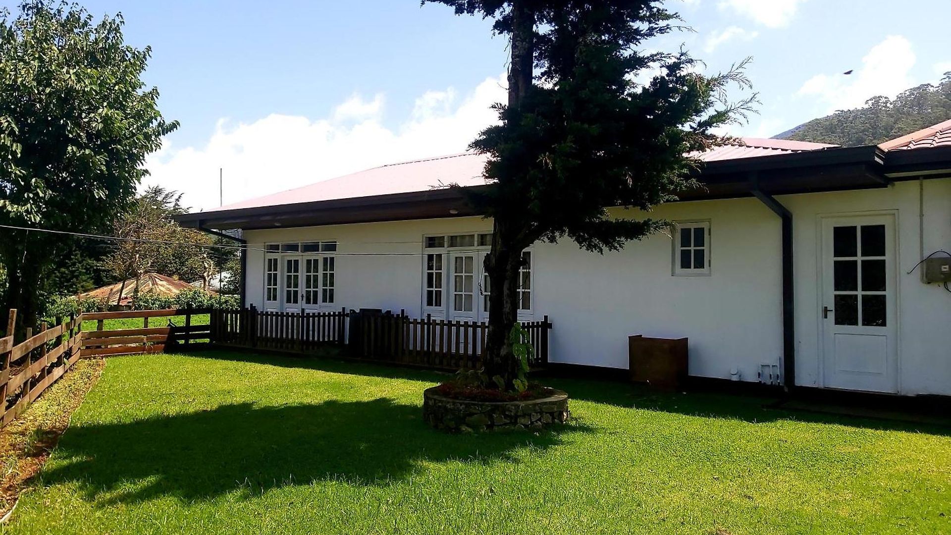 Hill Cliff Banglow Guest house *