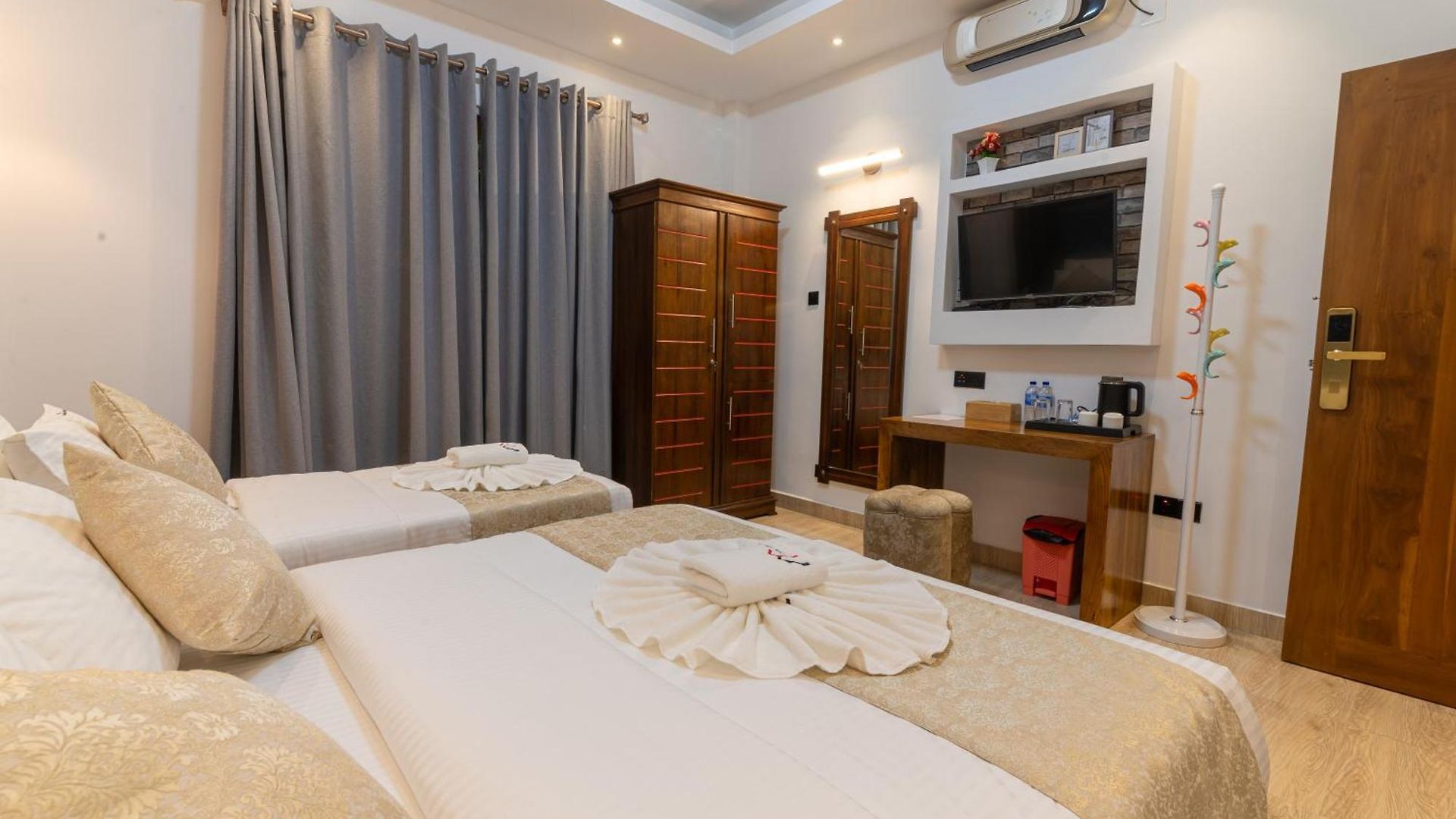 Hotel Twin Red - Luxury With Mountain View