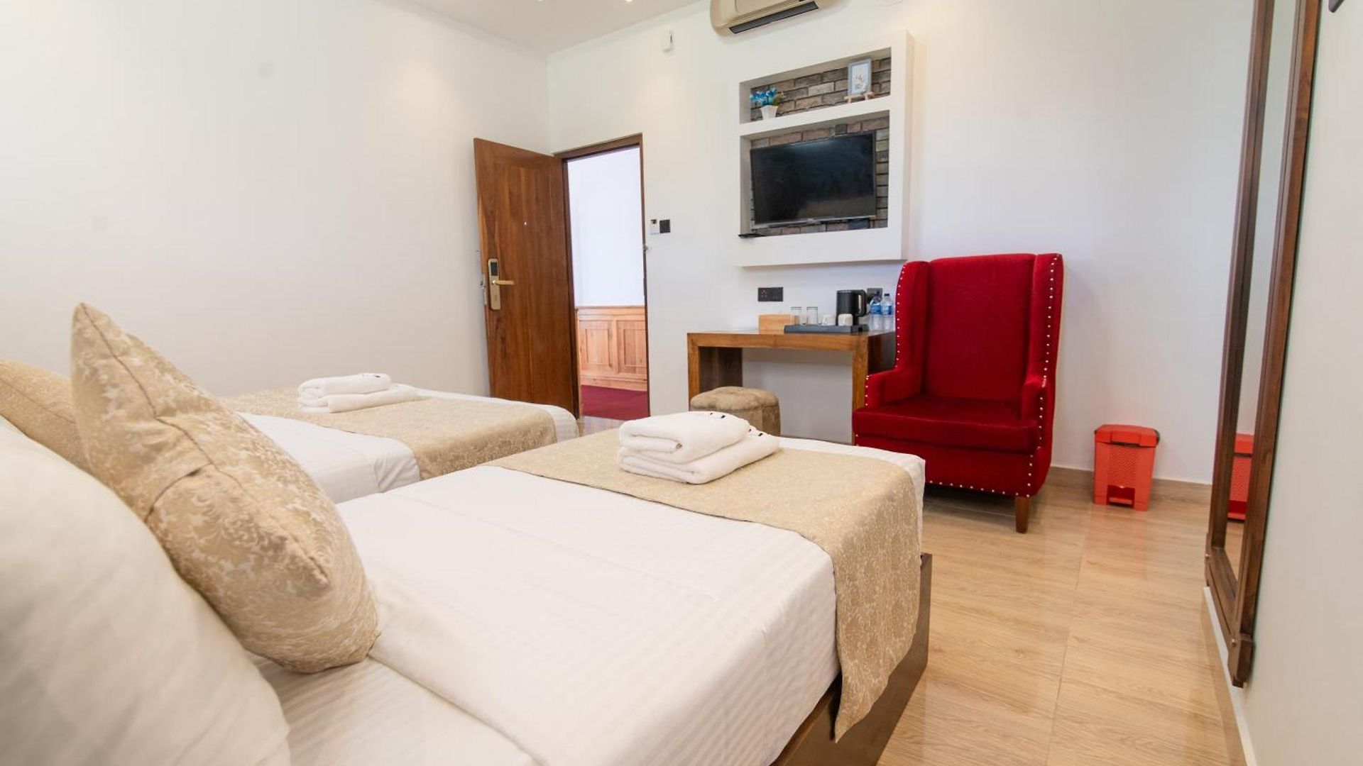 Hotel Twin Red - Luxury With Mountain View *