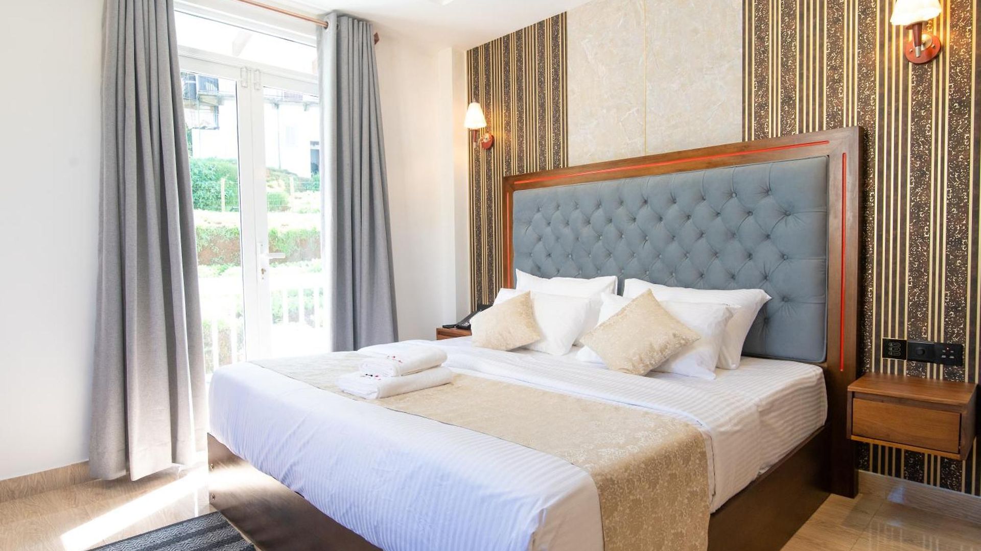 Twin Red - Luxury With Mountain View Hotel