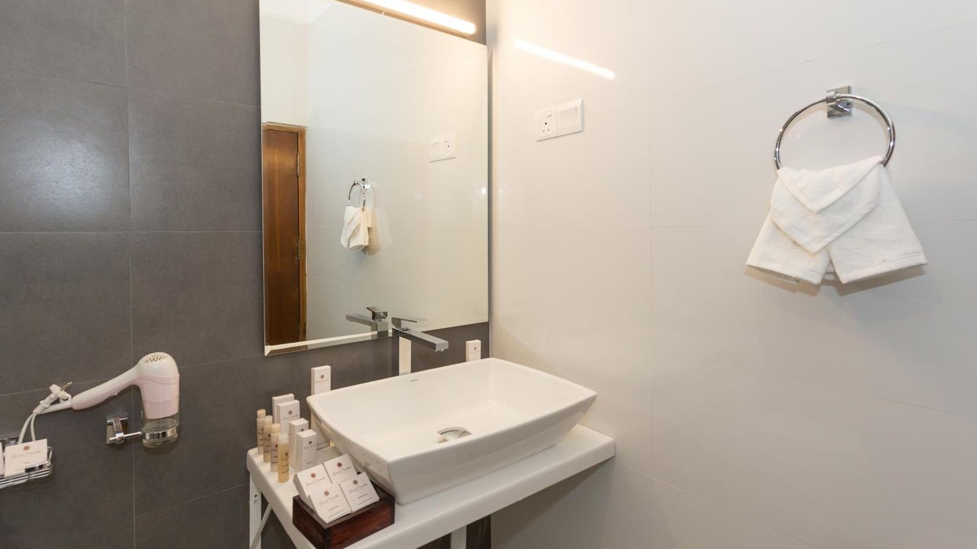 Grand Camellia Hotel
