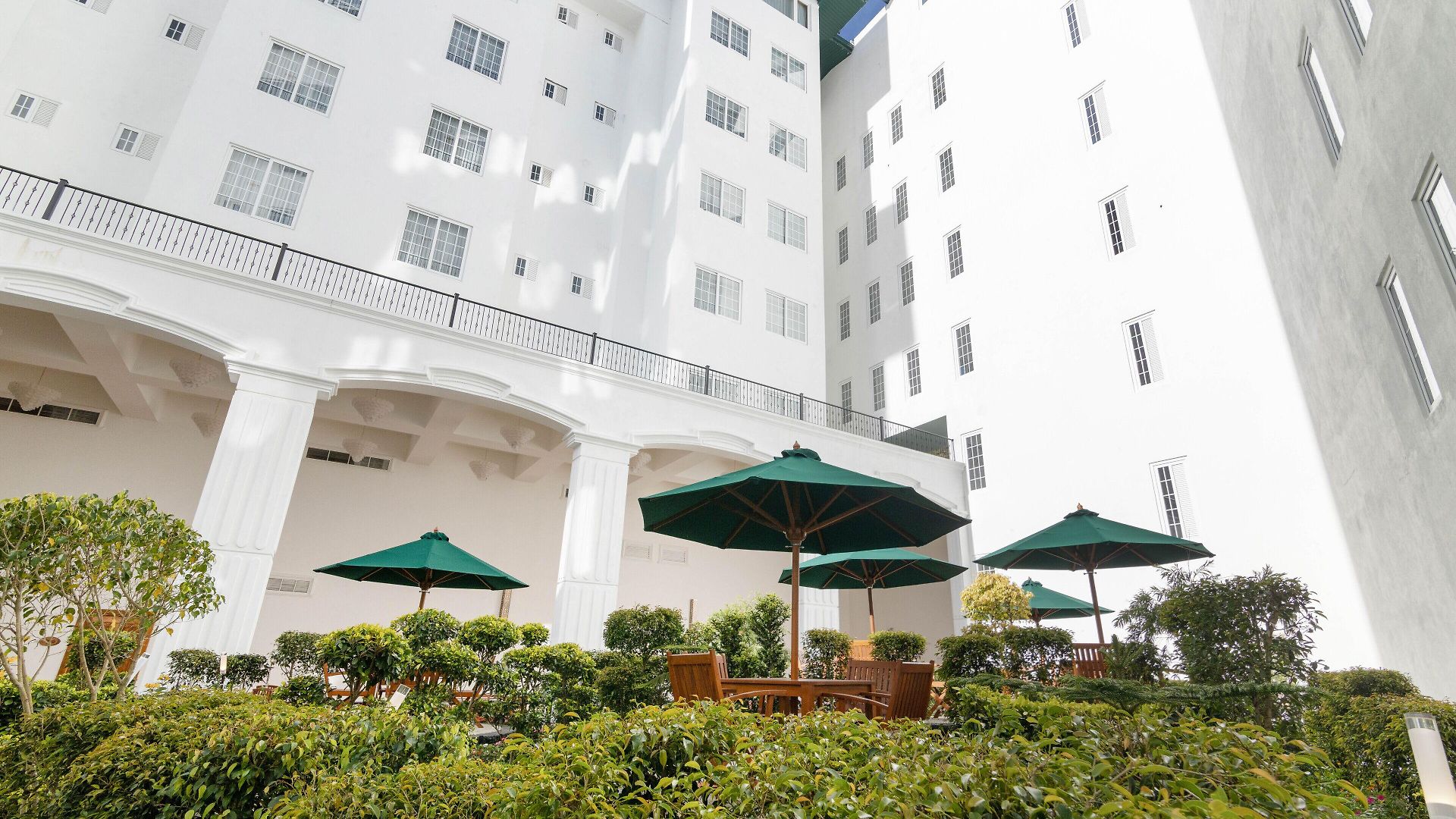 Hotel Araliya Red - Budget Friendly Hotel- Where Find Stunning 360 Panoramic View Of 4*