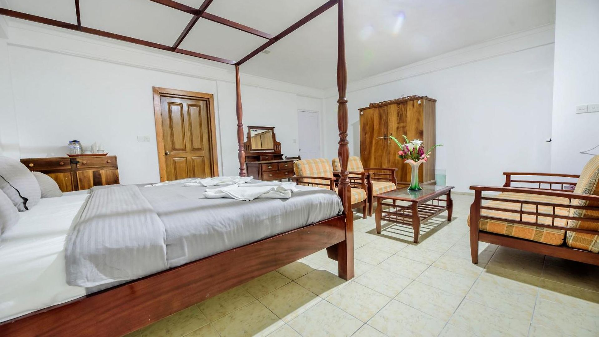 Hotel Oasis Hill 2*