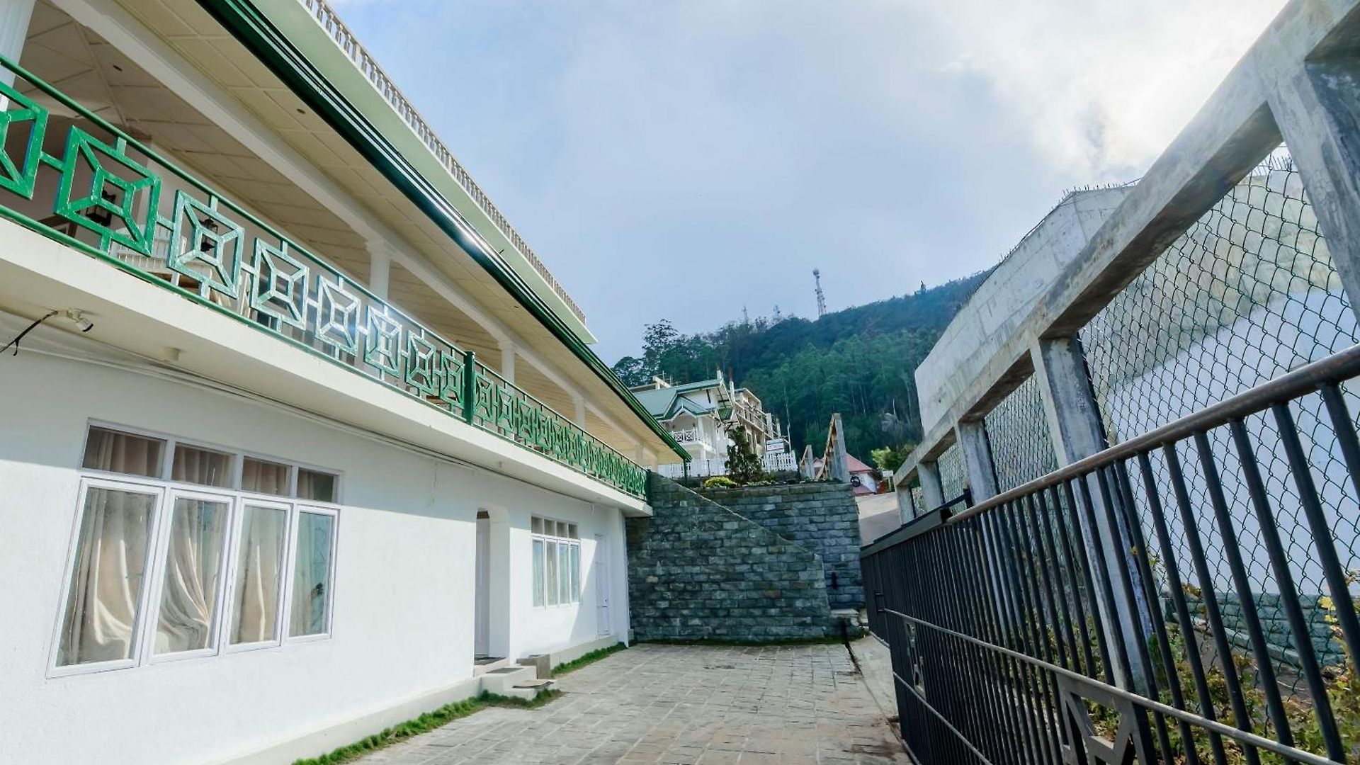 Oasis Hill Hotel 2*