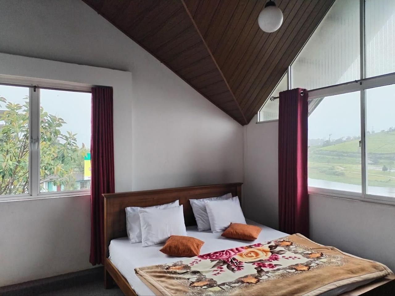 Creek View And Car Hotel