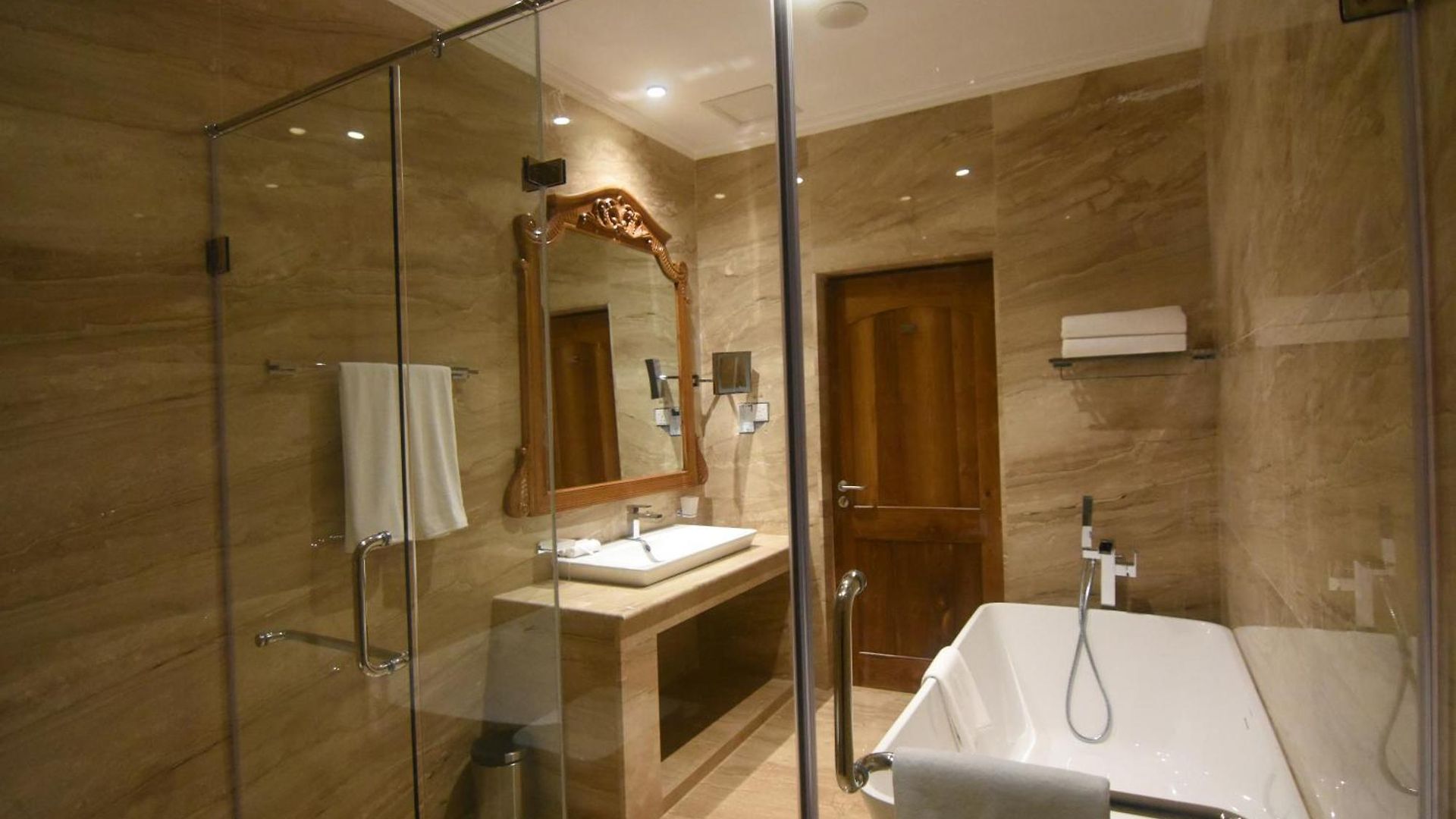 Hotel Araliya Red - Budget Friendly Hotel- Where Find Stunning 360 Panoramic View Of