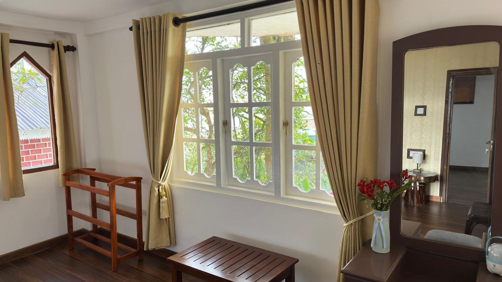 The Woodside Manor *