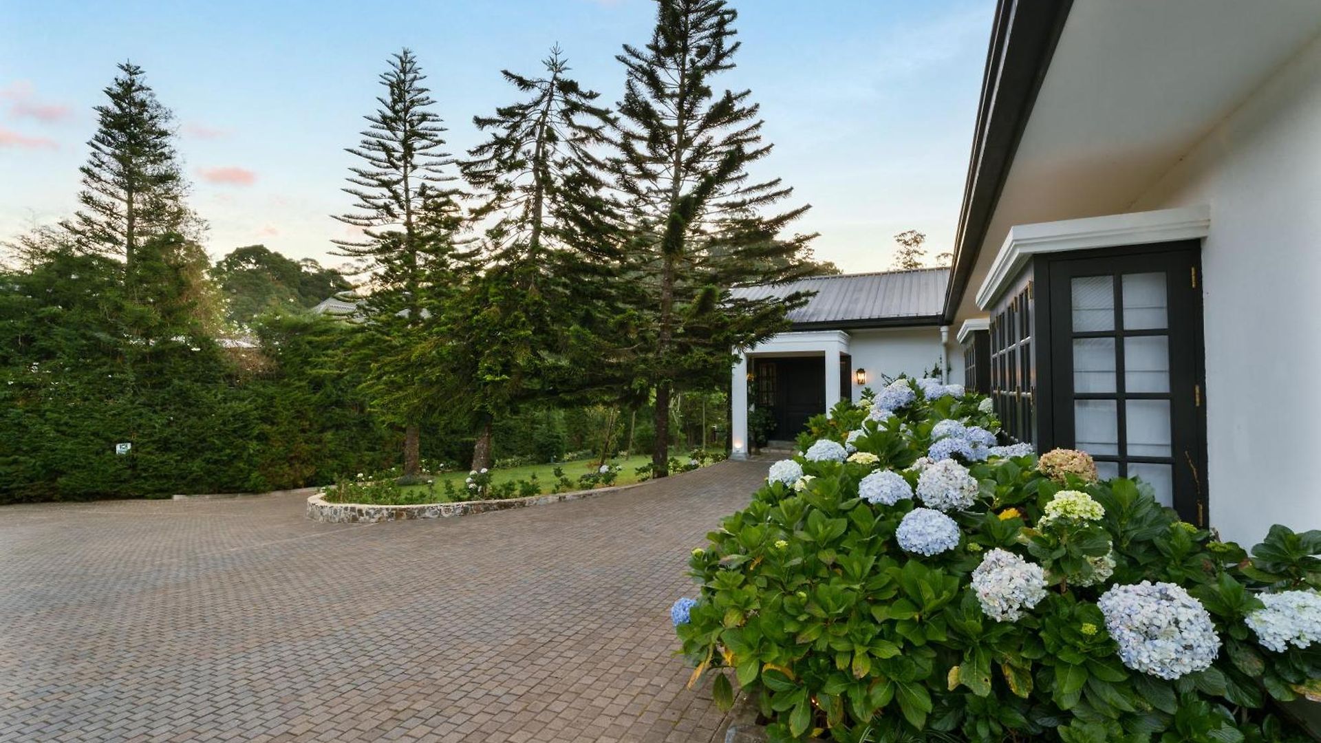 Chimneys Hotel