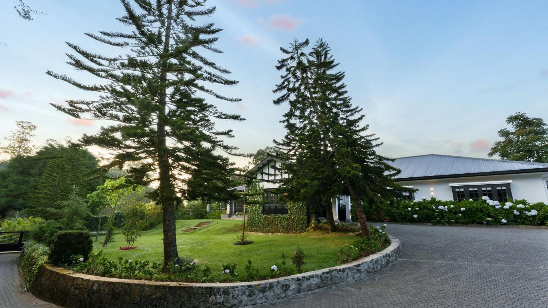 Chimneys Hotel 5*