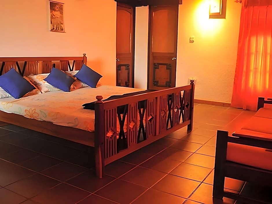 Hatton Summer House 4*