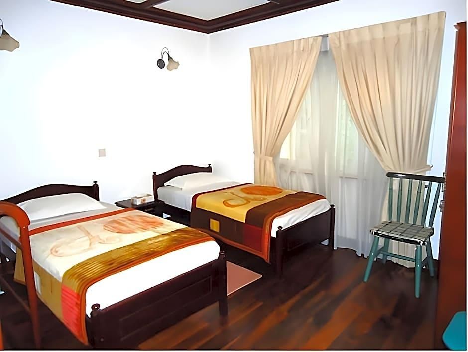 Cocoon Hills 4*