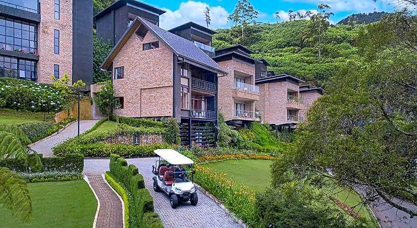 The Golden Ridge Hotel
