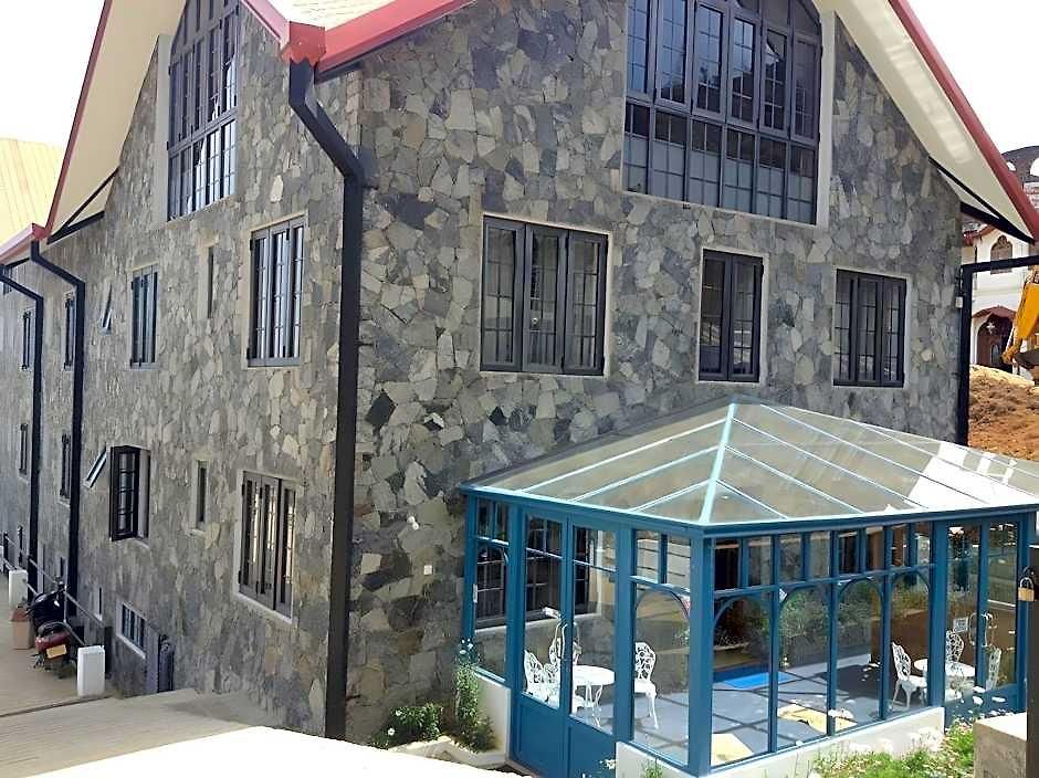 Daffodils Hotel
