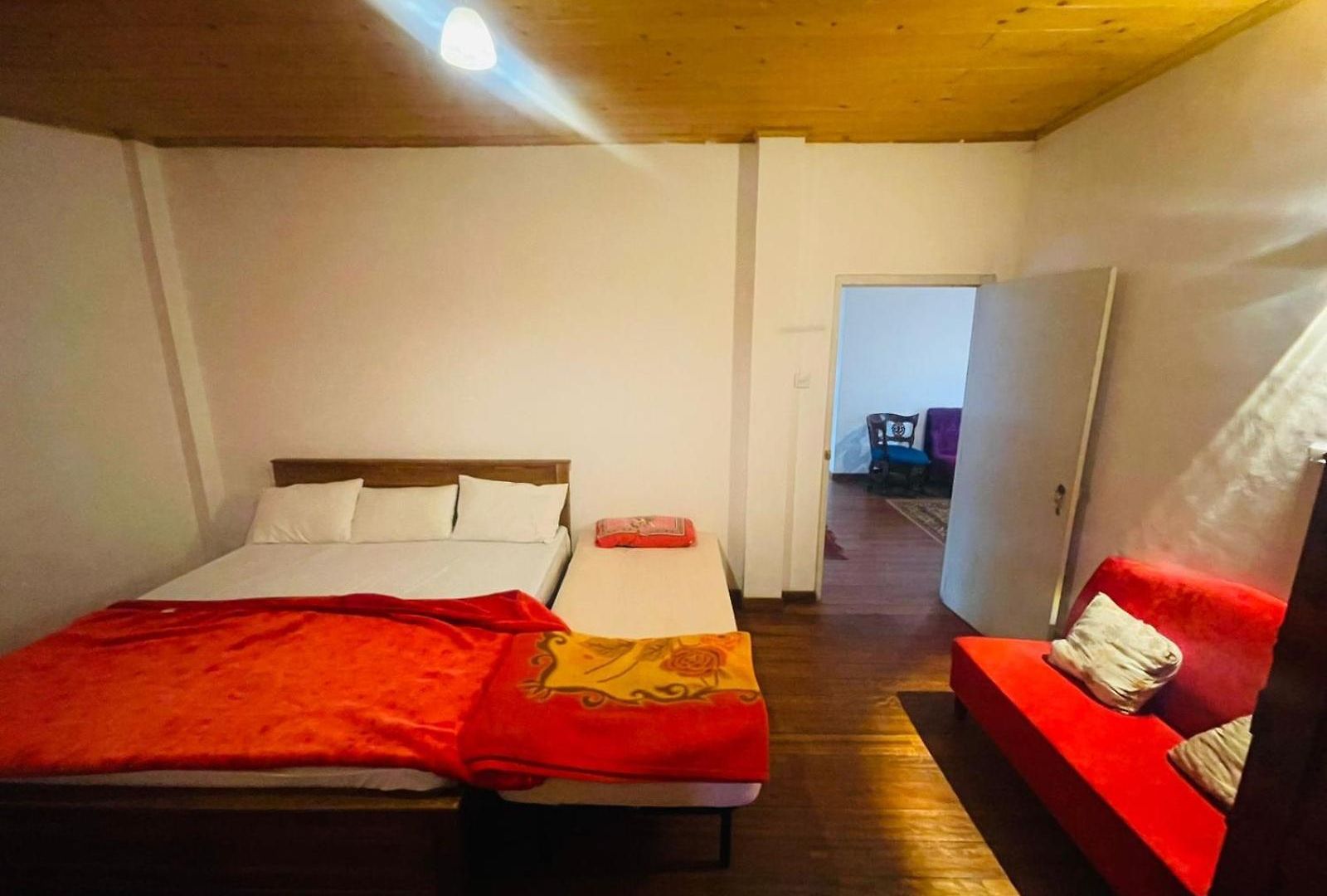Homestay Little House *