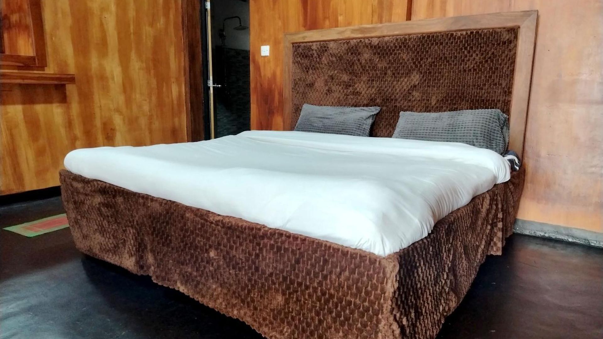 Shiny Cot - Nuwaraeliya * Nuwara Eliya