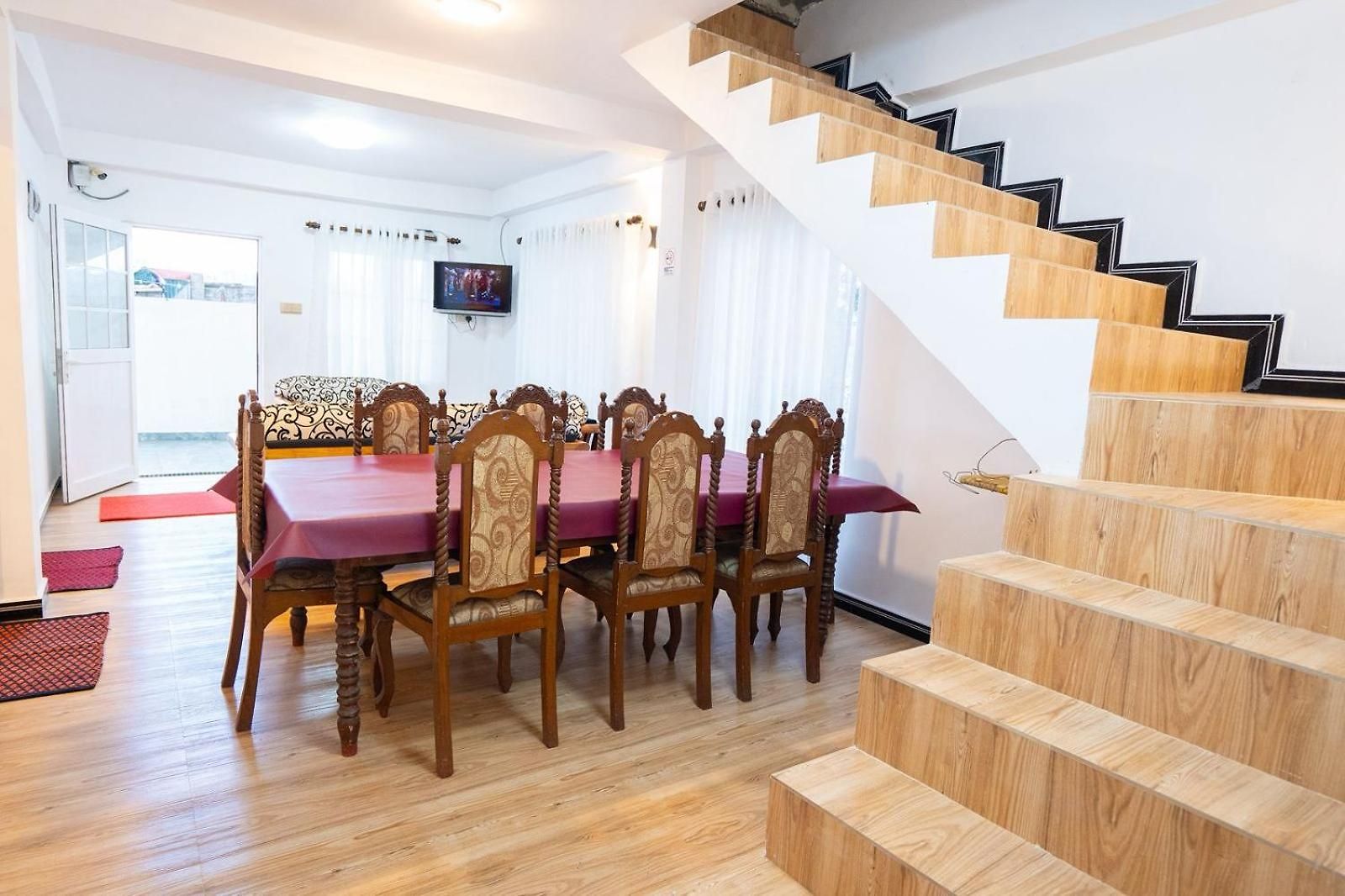 Grand Mellow Budget Bed & Breakfast